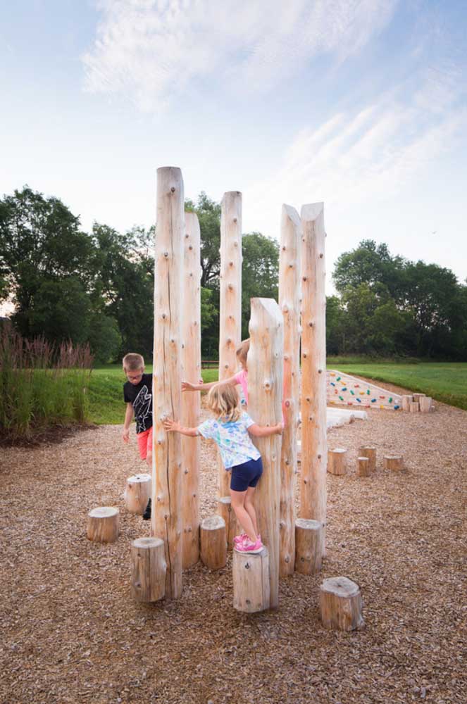 Les enfants n'ont pas besoin de jouets super élaborés pour s'amuser, parfois juste un tronc d'arbre avec des piquets installés