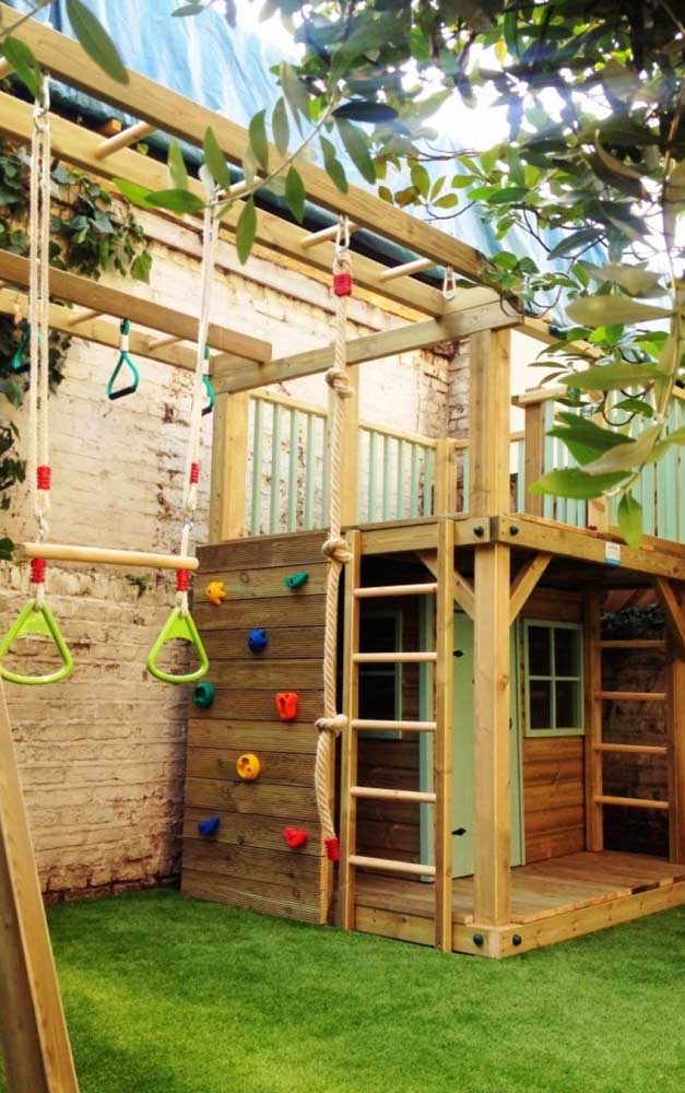 La petite cour a gagné une maison en bois avec mur d'escalade, mezzanine et gymnase dans la jungle