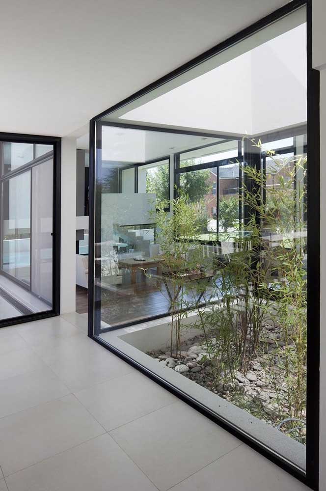 Dans cette maison, le jardin zen en bambou reprend les mêmes caractéristiques qu'un jardin d'hiver