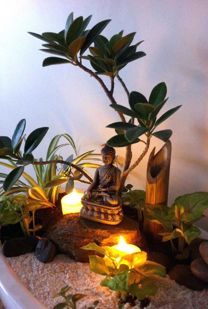 L'éclairage avec des bougies fait un travail spectaculaire dans ce mini jardin zen