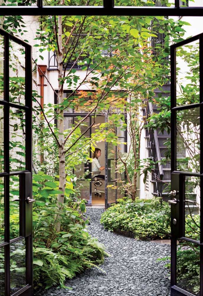 Jardin zen à l'arrière de la maison et avec accès direct depuis le bureau à domicile; pure tranquillité travaillant près d'un coin comme celui-ci