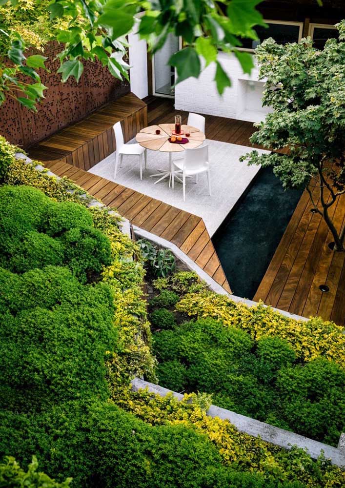 Jardin zen à l'extérieur de la maison; la proposition ici a un mini lac et même un petit espace gourmand