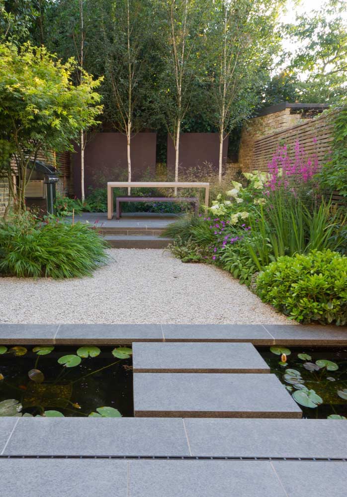 Mini étang et galets blancs caractérisent ce jardin dans le concept zen