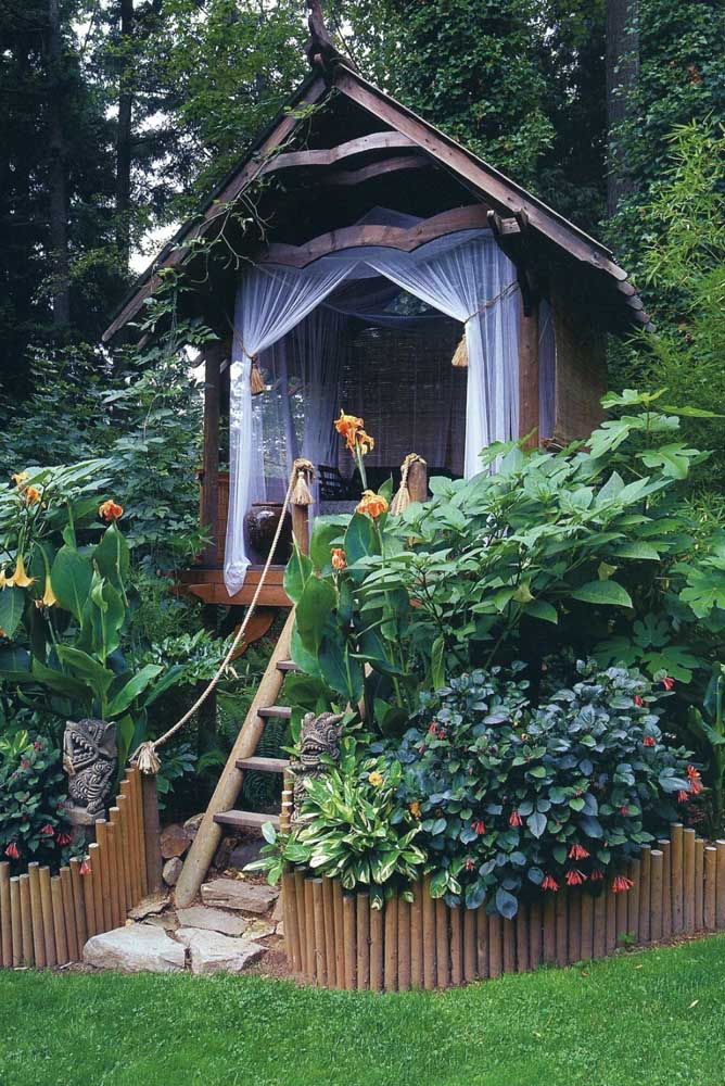 Un coin réconfortant! Ici, la petite cabane repose sur le jardin zen