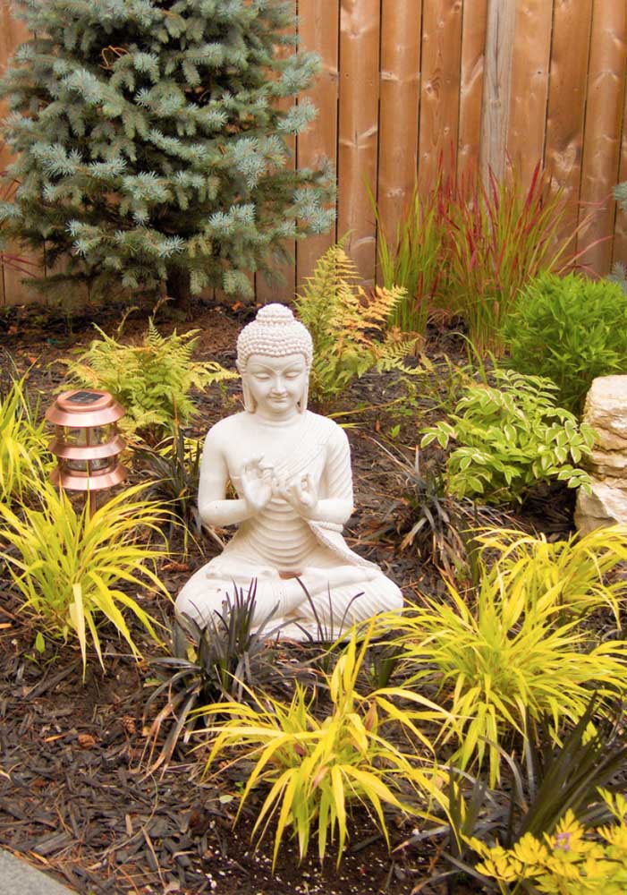 Jardin zen extérieur avec petite statue de Bouddha