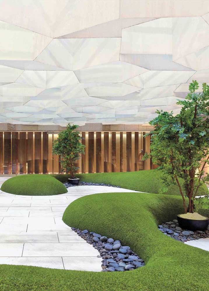 Regardez quelle proposition différente et intéressante! Ce jardin zen a une couverture très originale, permettant de contempler l'espace dans toutes les conditions météorologiques