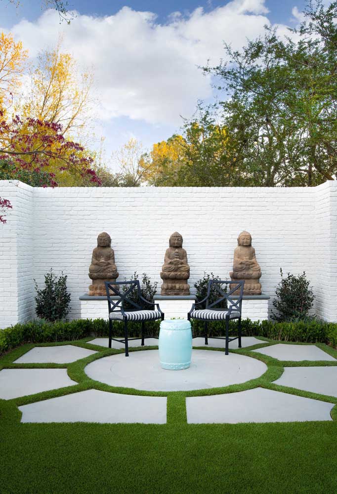 Un trio de bouddhas garde ce petit jardin zen