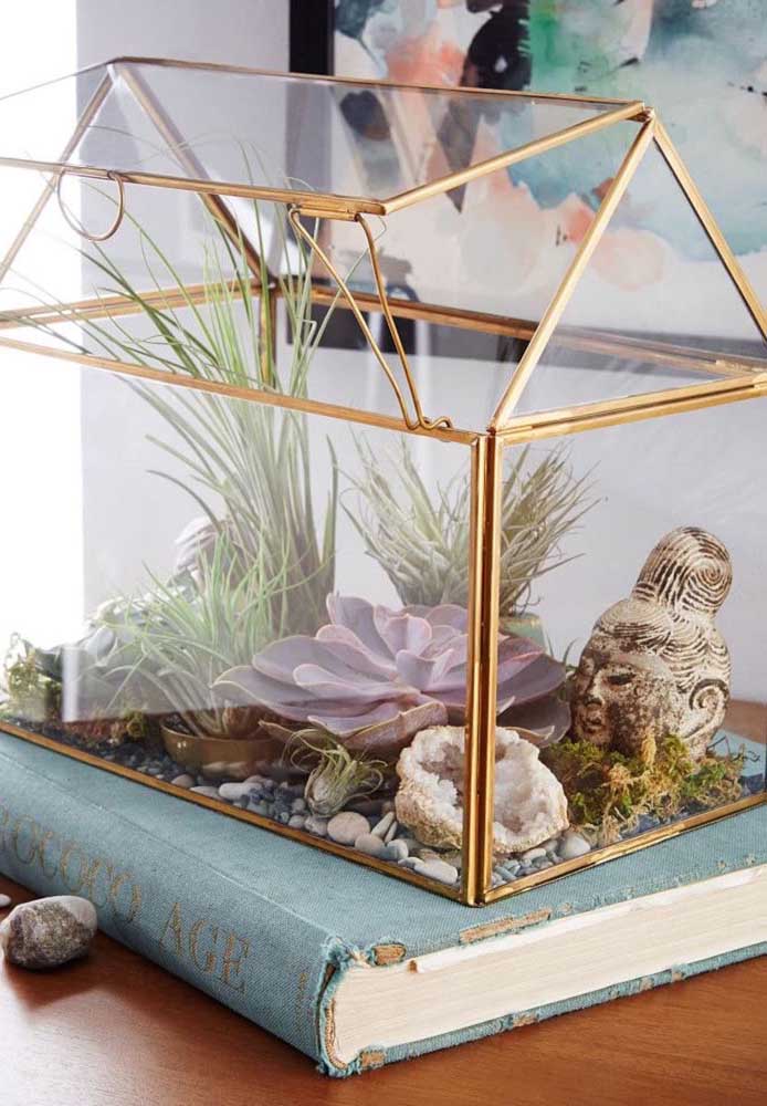 La proposition ici ne pourrait pas être plus charmante: un terrarium avec un visage de jardin zen
