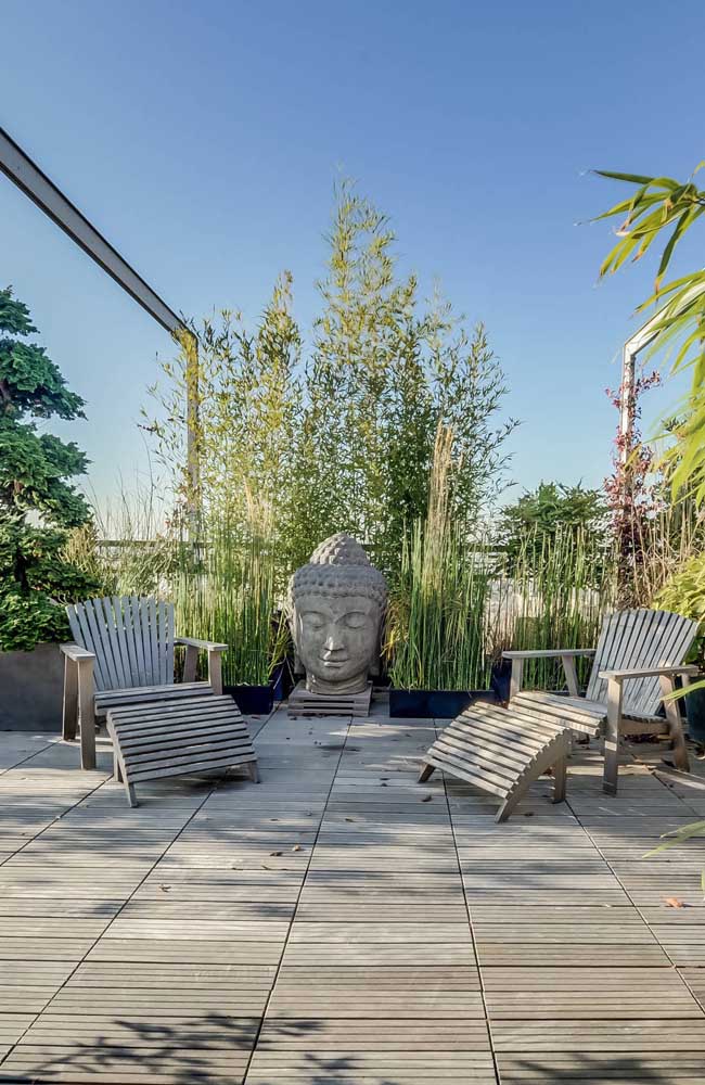 La statue géante de Bouddha ne cache pas le but de l'espace extérieur