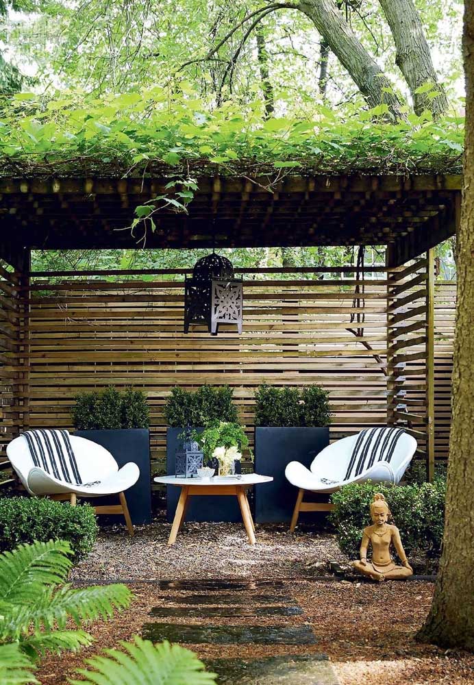 Un gazebo en bois pour abriter un agréable jardin zen