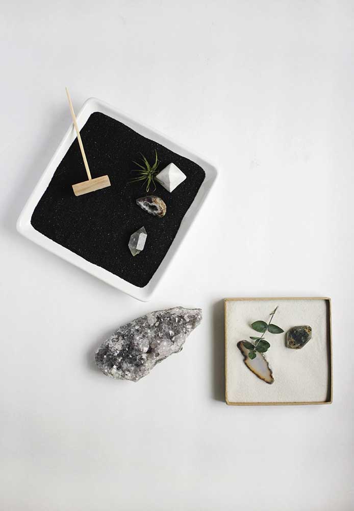 Utilisez l'énergie des cristaux à votre avantage et insérez-les dans le mini jardin zen