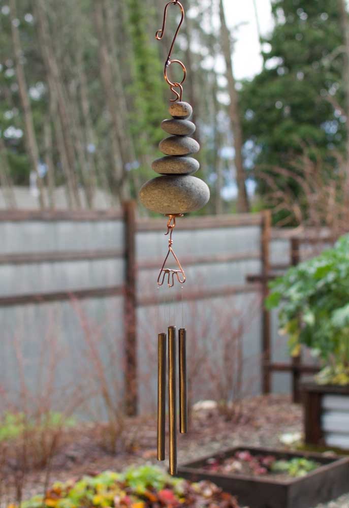Les accessoires font la différence dans le jardin zen; ici, par exemple, c'est la cloche à vent de style oriental qui attire l'attention