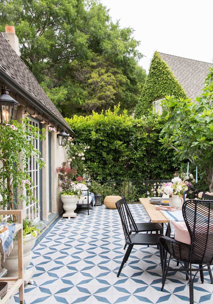 La maison de style rustique a apporté un plancher de jardin saisissant dans des tons de bleu et blanc, ce qui en fait le point culminant de l'environnement