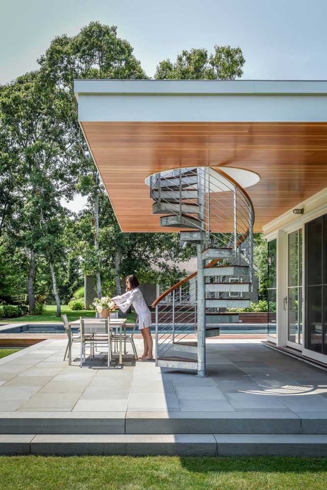 Plancher de jardin en céramique grise: une option neutre et moderne pour tout style de maison