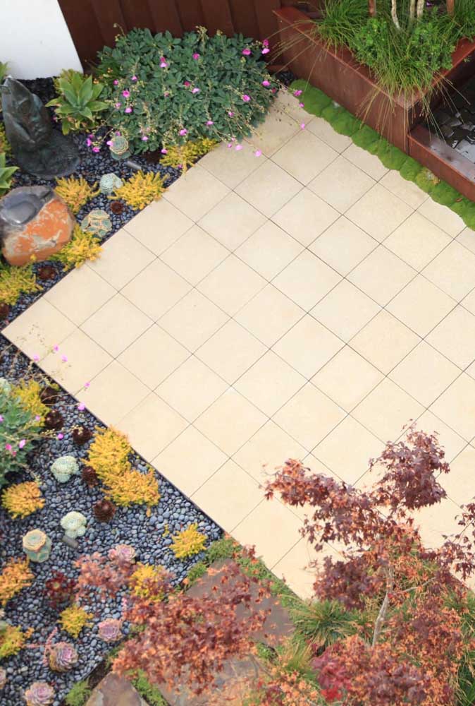 Plancher de céramique pour arrière-cour de ton beige; une option au blanc traditionnel