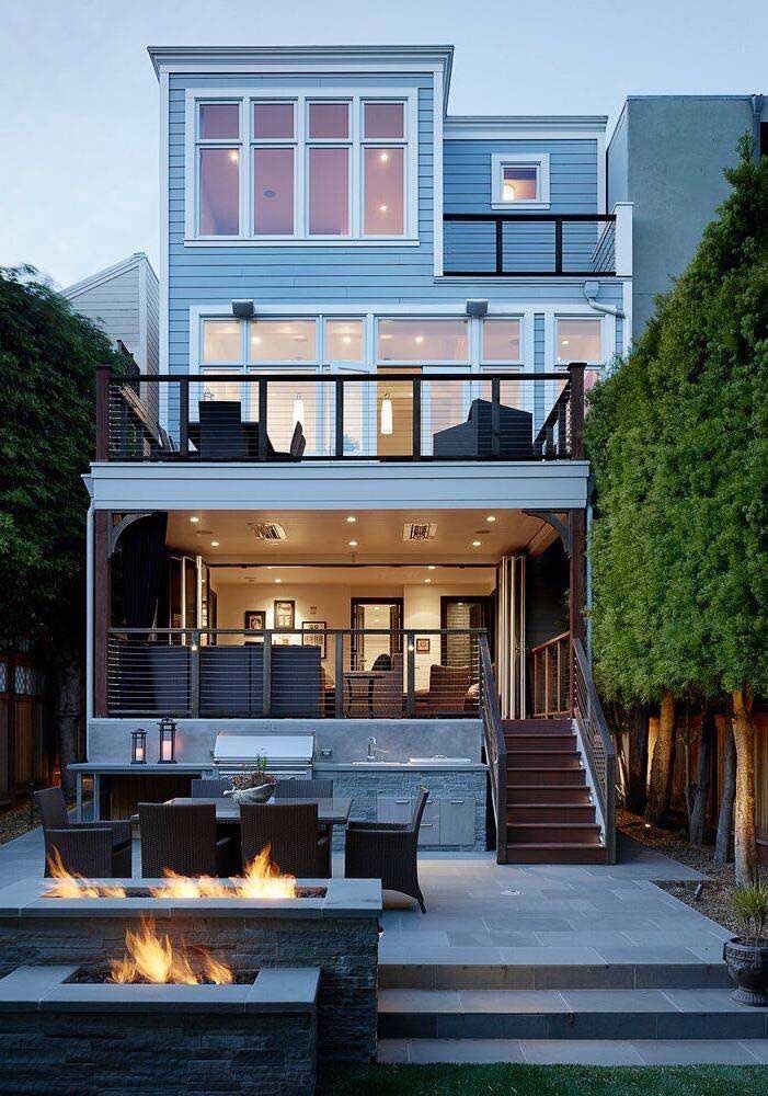 Le plancher de jardin gris apporte modernité et élégance à l'espace extérieur