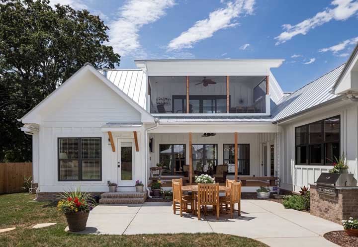 Ici, le sol en béton s'adapte parfaitement au style épuré de la façade de la maison