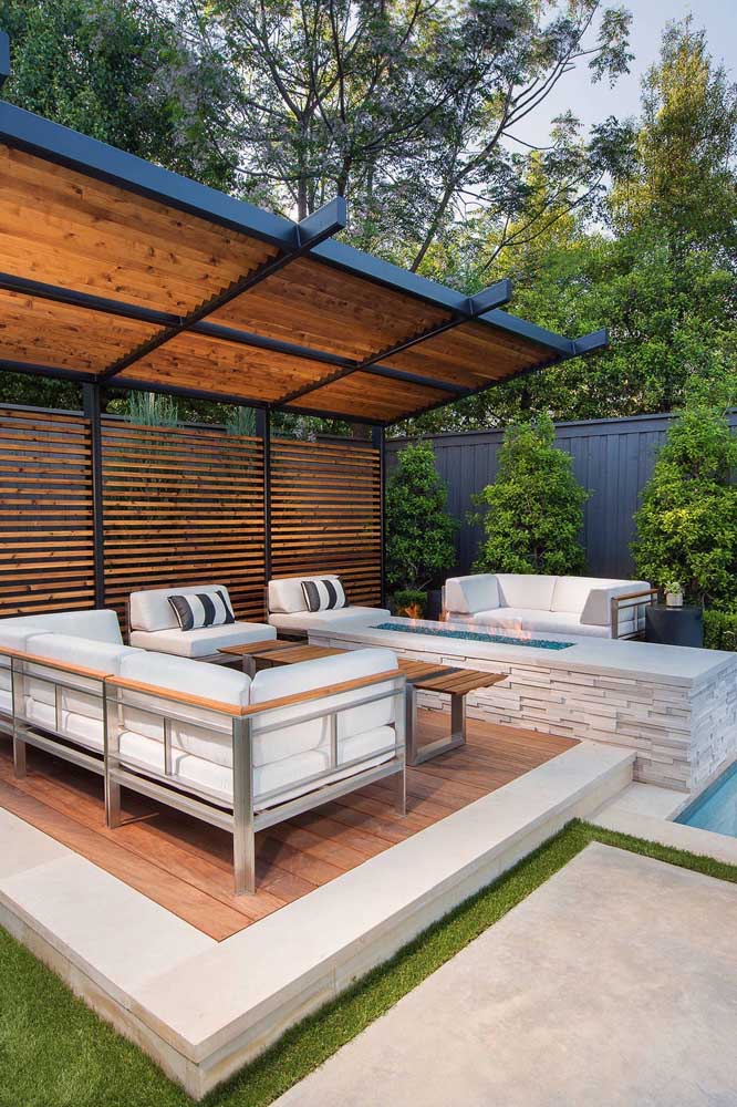 Ce gazebo près de la piscine a du parquet, sur les côtés, de la céramique