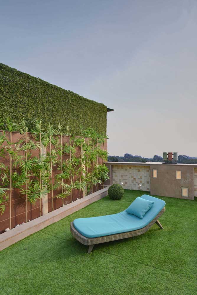Les balcons des appartements peuvent également comporter des sols en herbe; les naturels ont besoin d'un système d'étanchéité et de drainage, tandis que l'herbe synthétique est juste pour arriver et mettre