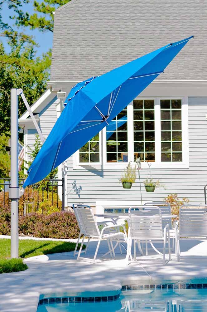 Ce parapluie carré était appuyé contre le mur pour faire de la place au petit espace extérieur