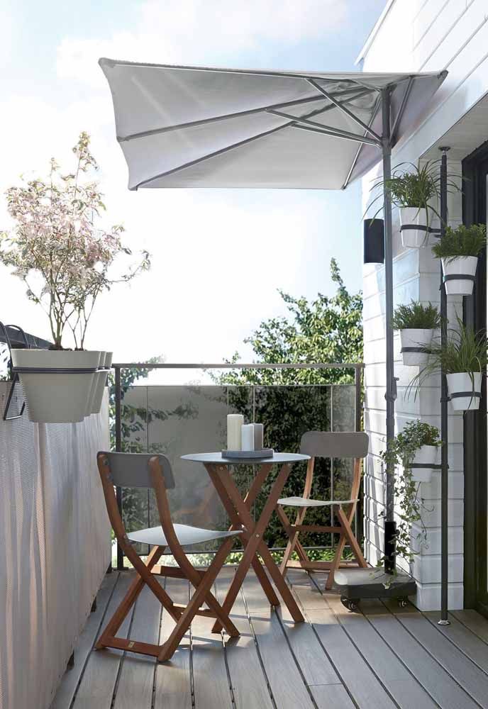 Ce parapluie carré était appuyé contre le mur pour faire de la place au petit espace extérieur