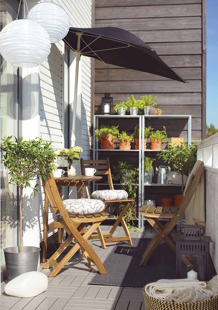 Qui a dit qu'un petit balcon ne pouvait pas avoir de parapluie? Oui, dans cette image, l'option était pour un modèle de sol carré pour économiser de l'espace