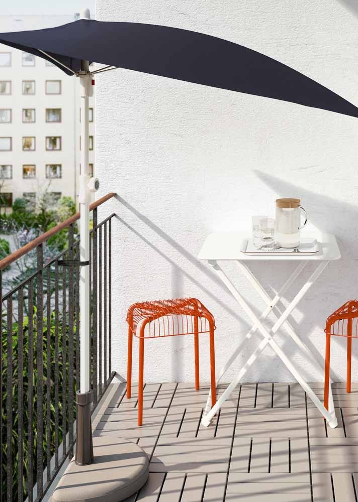 Le balcon de l'appartement savait mieux que quiconque profiter de l'ombre et de la beauté du parapluie