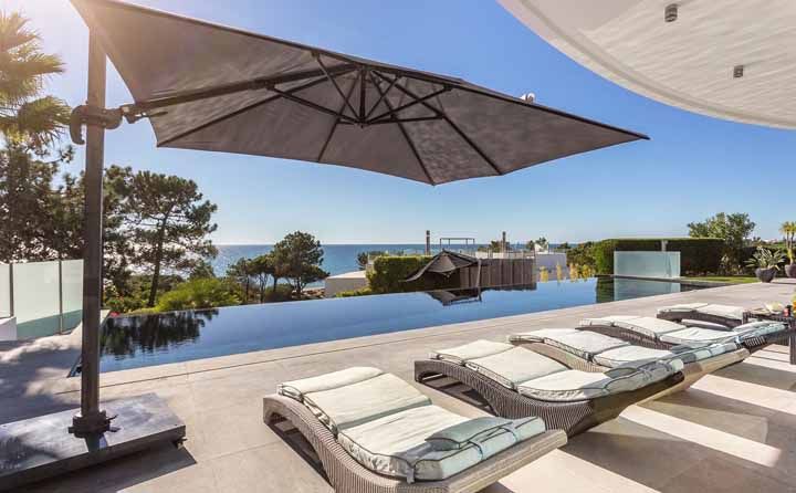 Ce parapluie peut être dirigé soit sur le côté de la piscine soit sur les chaises longues