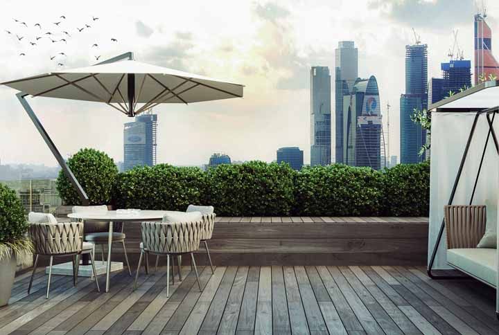 Placé dans le coin du balcon, ce parapluie interfère à peine avec l'espace