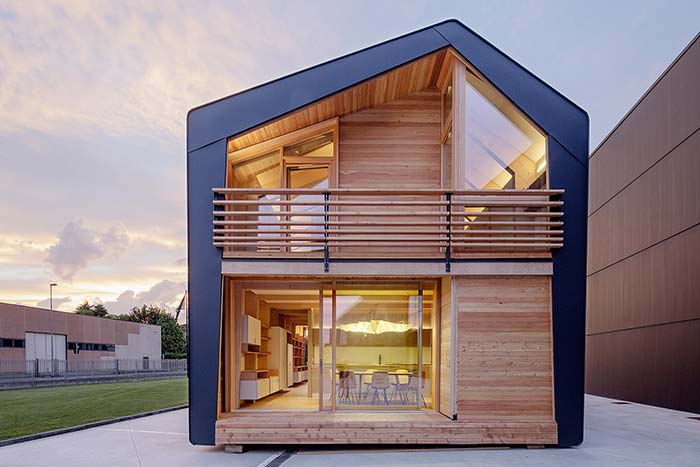 Maison préfabriquée en structure métallique et finitions bois et verre