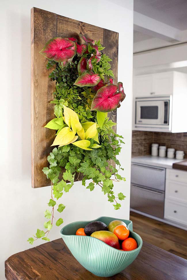 Un tableau vivant et naturel d'anthuriums et de lierre décore l'espace entre la salle à manger et la cuisine