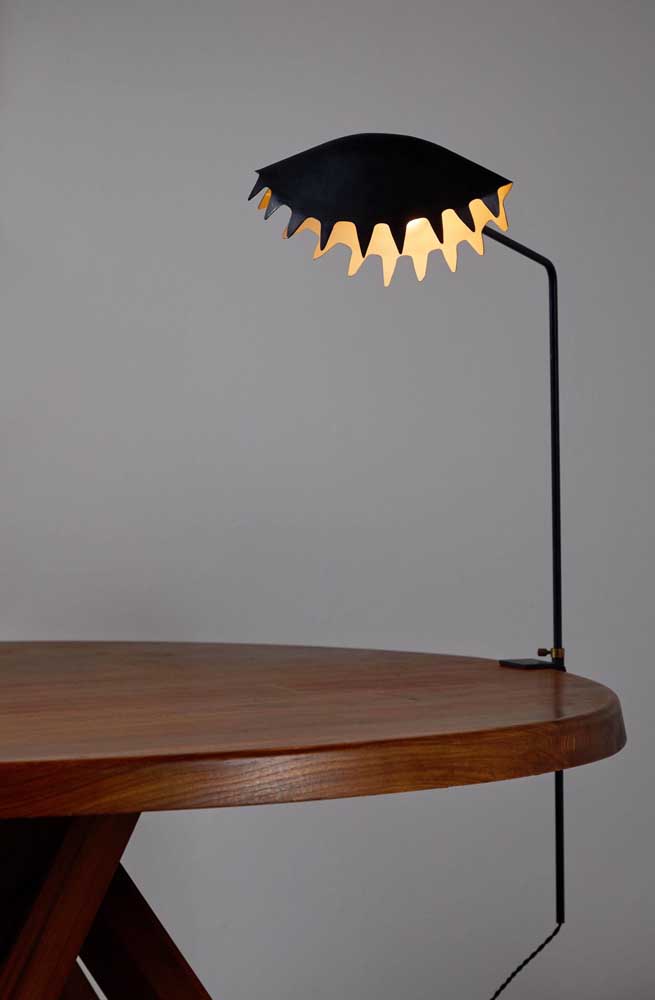 Quelle bonne idée! Une lampe de table en forme de plante carnivore, super insolite!