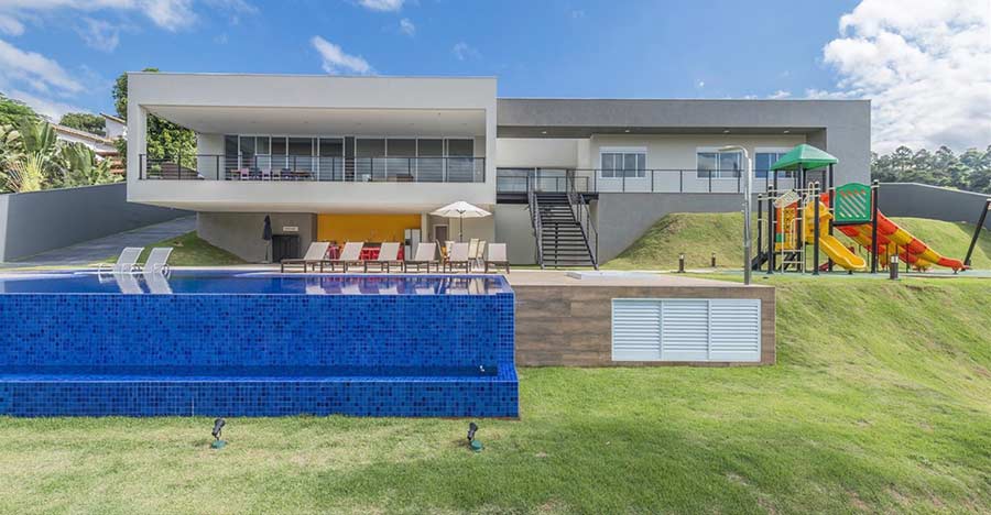   La piscine bénéficie d'un excellent emplacement où il est possible de voir de divers points de la maison