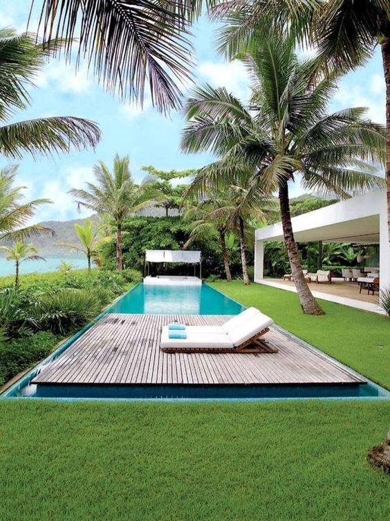 Piscine avec terrasse flottante en bois