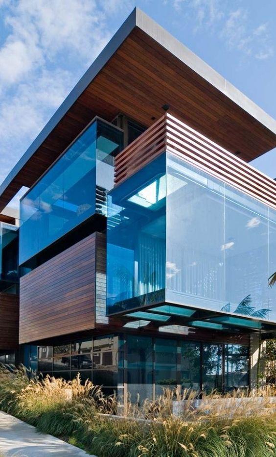Les volumes en cubes de verre et de bois mettent en valeur la maison