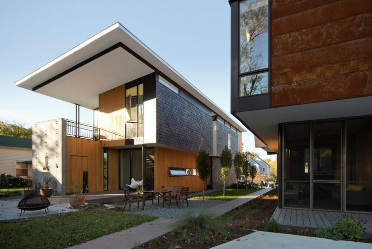 Maison avec façade en bois et brique en vue