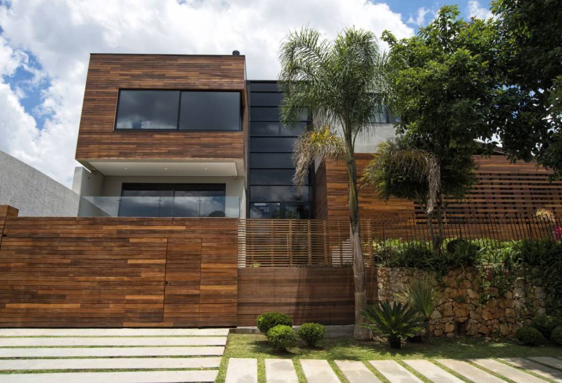 Belle maison avec façade en bois