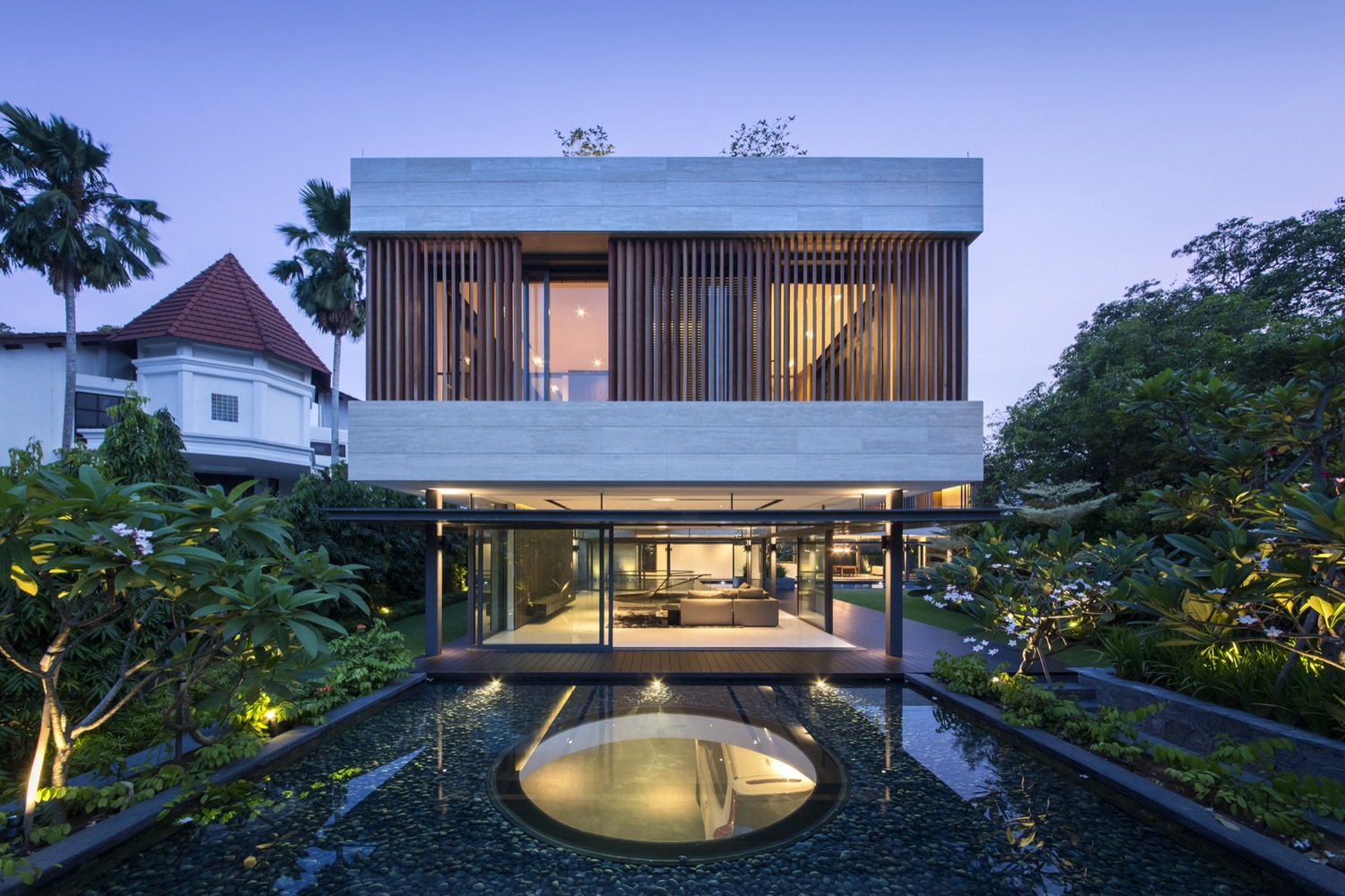 Beau modèle de maison dans une maison de ville avec des accolades en bois et une vue sur l'arrière