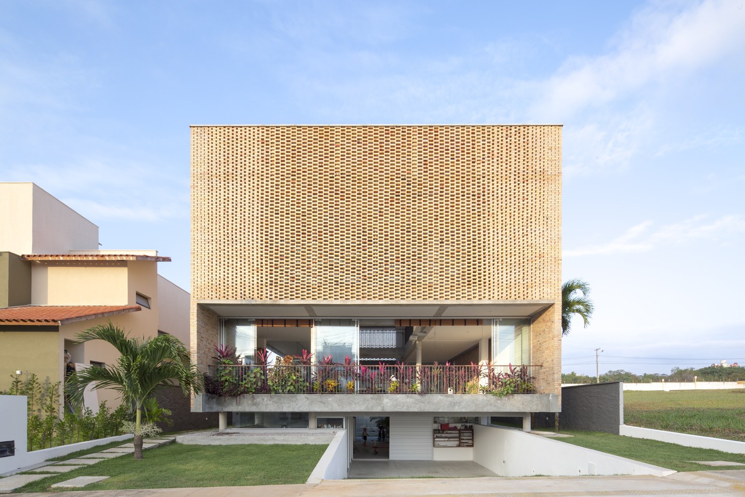 La composition des briques permet une ouverture dans la façade de cette belle maison