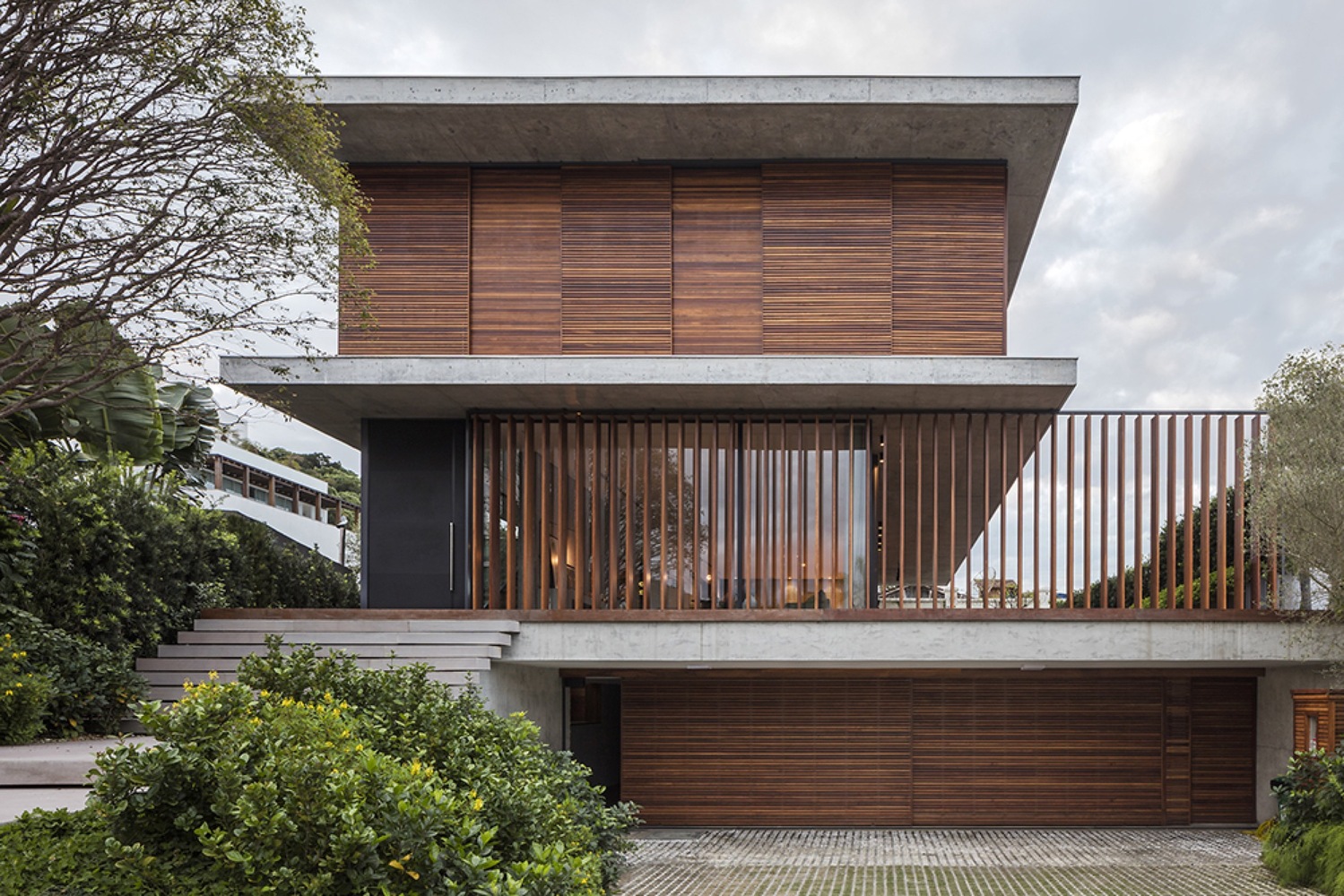 Beau modèle de maison avec du bois mis en valeur sur la façade