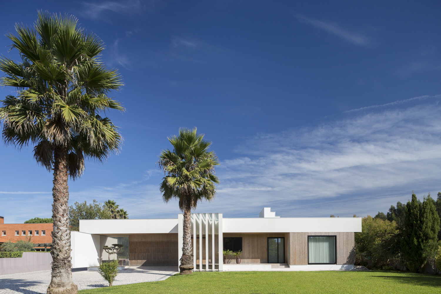 Une belle maison de plain-pied avec beaucoup d'espace au sol