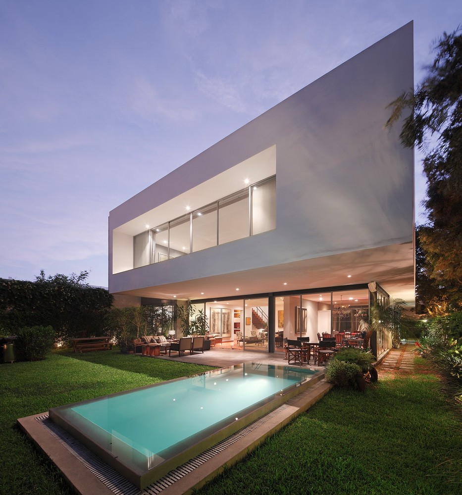 Milieux de maison moderne avec piscine et espace vert