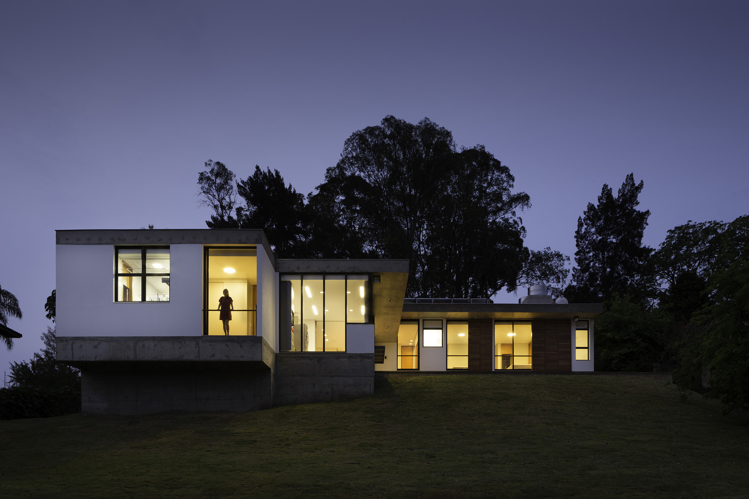 Extérieur de maison moderne avec jardin