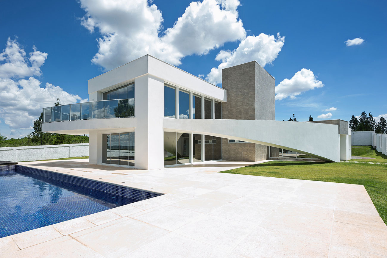 Espace extérieur d'une maison moderne et belle avec piscine