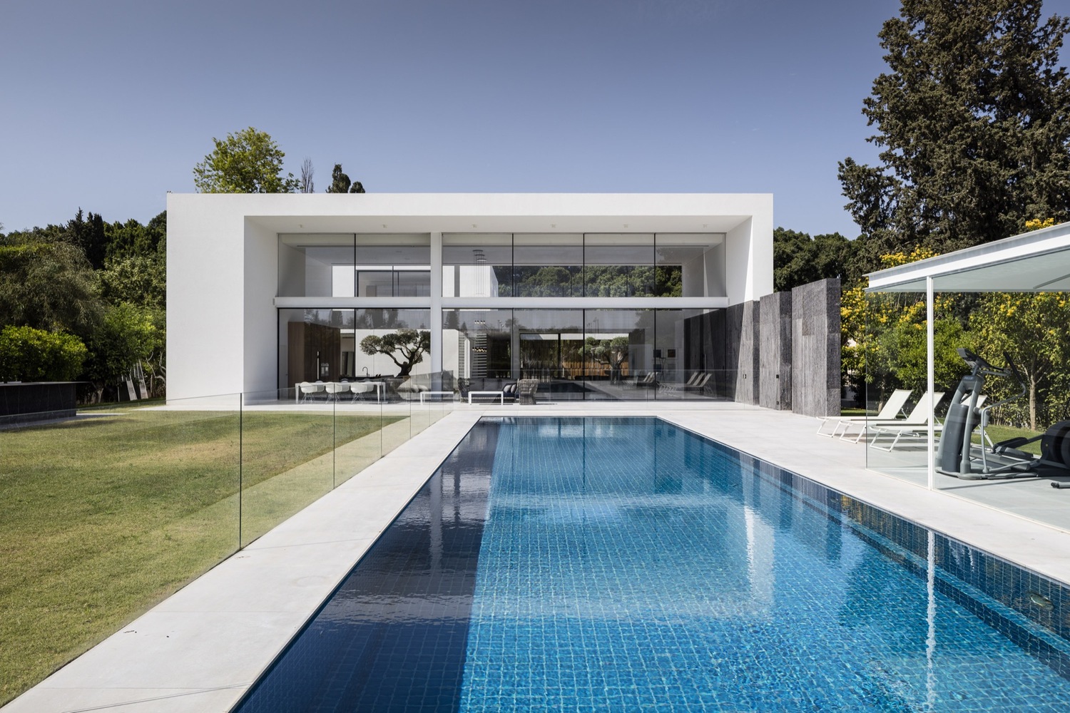Belle maison luxueuse et minimaliste