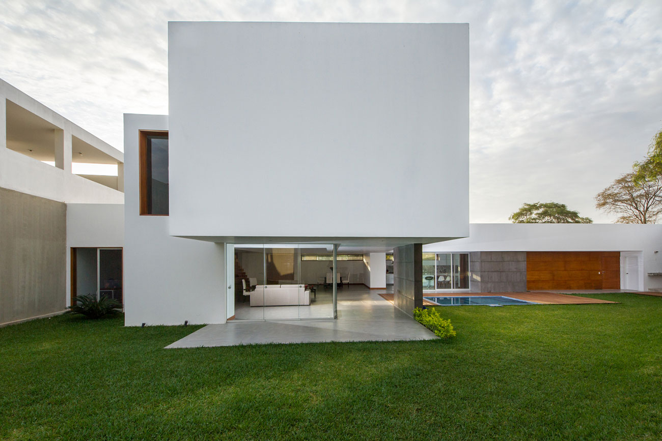 Belle maison avec volume et jardin mis en valeur