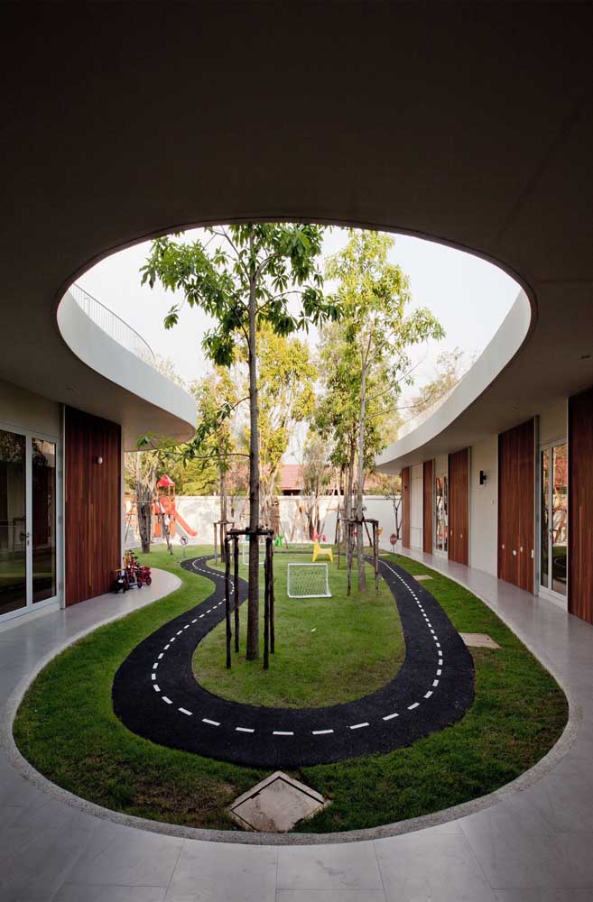 Aire de jeux aménagée à côté du jardin de la maison, avec droit à la piste de course et au but de football