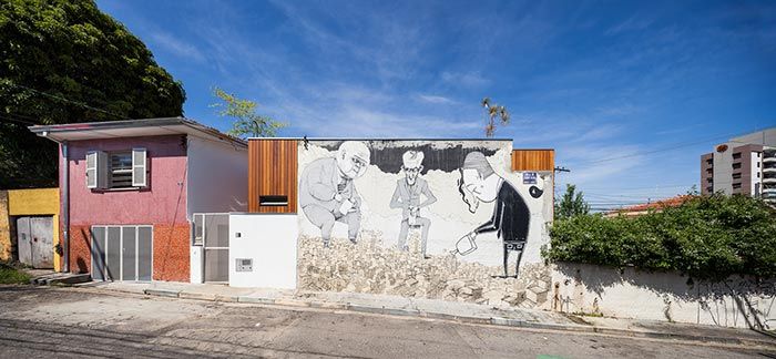 Les graffitis peuvent améliorer la façade d'une petite maison de ville.